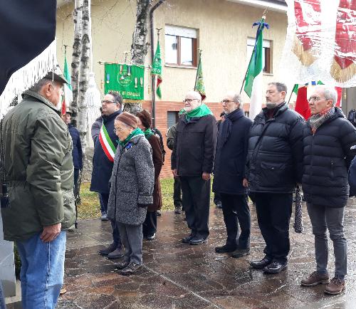 Il vicegovernatore della Regione Riccardo Riccardi alla cerimonia di commemorazione del 74mo anniversario dell'eccidio di Porzus; l'onore ai Caduti in piazza I Maggio a Faedis 